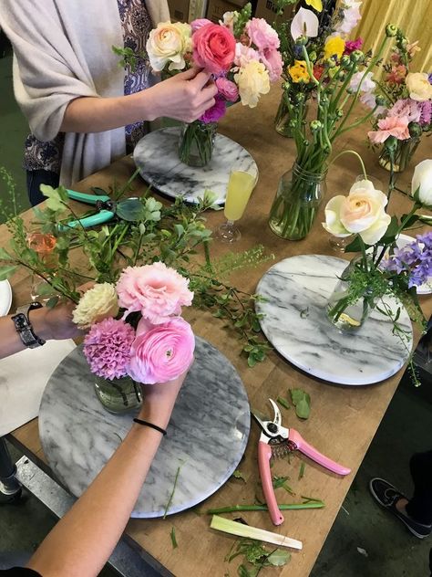 Flower Bar Ideas, Flower Arrangement Workshop, Diy Bachelorette, Flower Arranging Class, Mason Jar Arrangements, Flower Workshop, Flower Cafe, Virtual Flowers, Flower Boutique