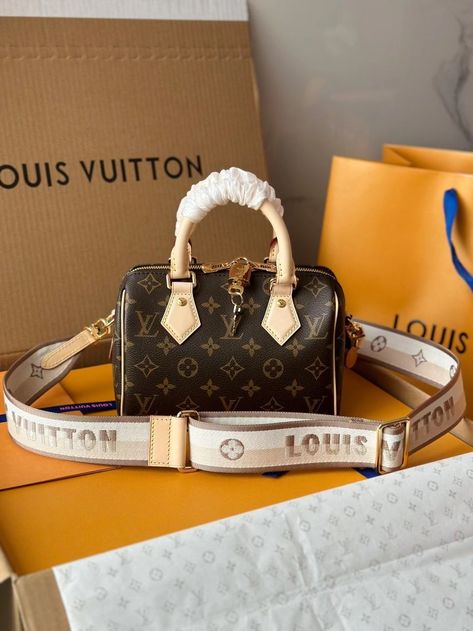 Louis Vuitton Clutch, Backpack Handbag, Handbag Essentials, Gucci Horsebit, Louis Vuitton Speedy, Vuitton Bag, Chanel Classic Flap, Card Wallet, Casual Sneakers