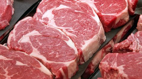 In the mood to make it a steakhouse night but not sure where to find the best beef? Take a look at our list of steakhouses that never use frozen steak. Sunday Chili, Grass Fed Beef Recipes, Ruth Chris Steak, Steak With Chimichurri Sauce, Restaurant Steak, Frozen Steak, How To Cook Lamb, Cooking The Perfect Steak, Prime Beef