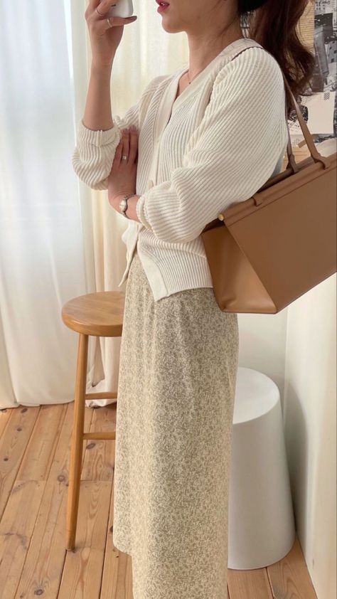 Ingenue Essence Outfits, Ingenue Essence, Korean Outfit Street Styles, Hijab Fashion Inspiration, Modest Fashion Outfits, Feminine Outfit, Girly Outfits, Outfits Casuales, Modest Outfits