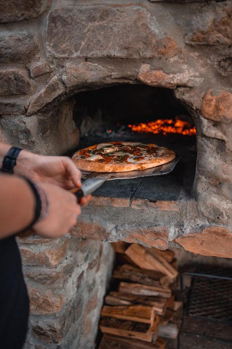 Outdoor Woodfire Pizza Oven, Pizza Oven Aesthetic, Pizza In Pizza Oven, Ranch Restaurant, Pizza Couples, Woodfire Pizza, Italian Pizza Oven, Wood Fired Oven Recipes, Rustic Pizza