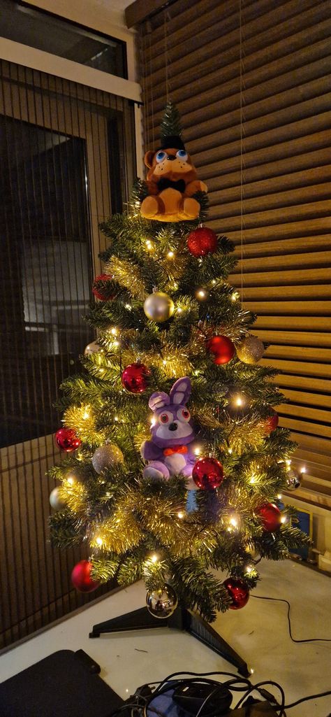 Christmas Fnaf, Fnaf Christmas, Fnaf Room, Fnaf Plushies, Fnaf Freddy, Relatable Things, Fnaf Memes, Christmas Things, Christmas Room