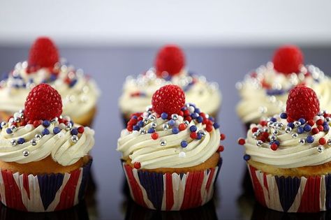 Coronation Cake Ideas, Coronation Cupcakes, Cupcakes Fancy, Coronation Cake, Royal Cupcakes, Jubilee Cake, Patriotic Cake, British Party, Cake Stall