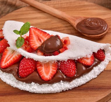 Aprenda preparar essa deliciosa Tapioca de Chocolate com Morango, uma receita fácil e com sabor excelente. Brazilian Breakfast, Traditional Breakfast, Brazilian Food, Recipe Of The Day, Food Styling, Nutella, Breakfast Recipes, Food And Drink, Healthy Recipes