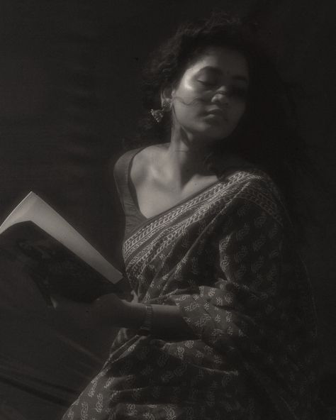 🩶 . . . . . . . #saree #wintage #hyderabad #reading #simonspranayphotography Saree Pose Aesthetic, Vintage Poses Photography, Retro Indian Aesthetic, Vintage Saree Look, Photoshoot With Books, Reading Photoshoot, Aesthetic Saree Poses, Aesthetic Photography Vintage, Solo Photoshoot Ideas