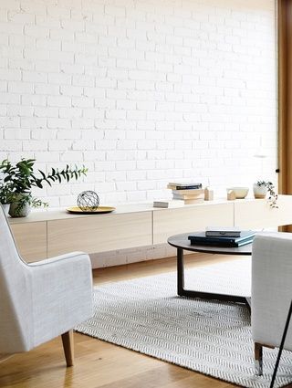 White Brick Living Room, White Brick Wall Living Room, White Brick Interior, Brick Wall Design Ideas, Brick Wall Design, Brick Wall Living Room, Brick Feature Wall, Brick Living Room, Painted Brick Walls