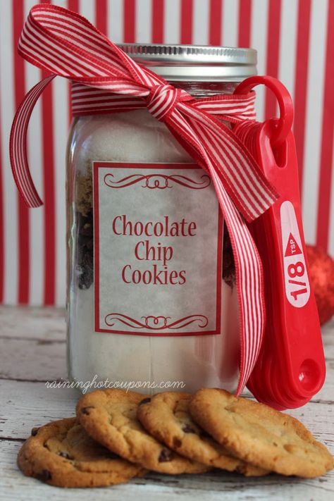 Chocolate Chip Cookie Mix in a Jar Recipe & FREE Printable Labels (Perfect for Gifts) Cookie Mix In A Jar Recipe, Recipe Free Printable, Mason Jar Cookie Recipes, Cookie Mix Jar, Cookie Mix In A Jar, Jar Mixes, Mix In A Jar, Resto Bar, Jar Meals