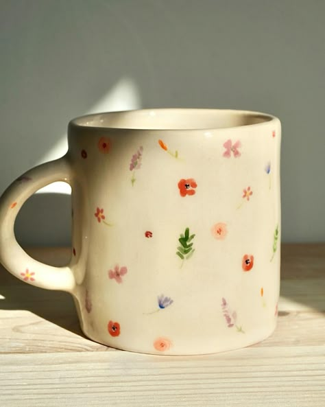 Hoy es el cumpleaños de Paula y sus hermanas le han regalado esta PRECIOSA taza de flores. En general cuando te echas piropos a ti misma quedas de creída o no está bien visto, pero… si no me apasionara lo que hago todo esto no sería lo mismo ♥️. Dicho esto, esta taza ME REQUETEENCANTA, tengo pensado hacer más (mínimo una para mí 🤓). Paula, ¡feliz cumple y que la disfrutes 🌹🌼🌺🌷🌸! #ceramica #ceramics #clay #art #artesania #handmade #slowmade #hechoamano #arte #pottery #arcilla #taza #vase #reg... Espresso Cup Pottery Painting, Cute Pottery Vase, Ceramics Cute Ideas, Pottery Painted Vase, Ceramic Art Pottery, Handmade Pottery Mugs Ideas, Spring Ceramics Ideas, Ceramics Cup Ideas, Paint Your Own Mug Ideas