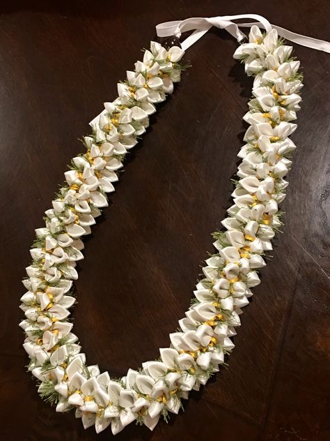 White 2.5” petals, 6 loops 1/8” yellow, 2 loops moss green eyelash yarn. How To Make Leis, Flower Lei Diy, Yarn Lei, Lei Diy, Graduation Leis Diy Ribbons, Folded Money, Wedding Lei, Lei Ideas, Graduation Leis Diy