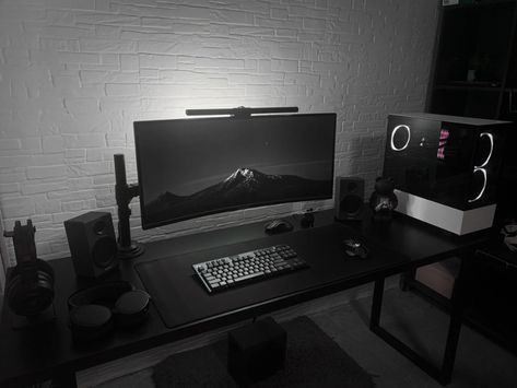 All Black Pc Setup, All Black Setup, Pc Setup Aesthetic Black, Black Desk Setup Aesthetic, Black And White Setup, Bookshelf Setup, Administrator Office, Benq Screenbar, Tech Room