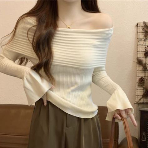 Chic Design Off-The-Shoulder Knit Sweater. Can Wear Like Normal Sweater In Office, And Off-The-Shoulder For Date Size: S, Likely Size 2-4 Color: White Condition: New Without Tag Cropped Knit Sweater, White Off Shoulder, Signature Look, Collar Sweater, Beige Sweater, Cute Sweaters, Off Shoulder Tops, Shoulder Sweater, White Sweaters