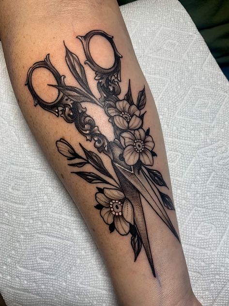 Skull Scissors Tattoo, Hair Stylist Tattoos Ideas, Traditional Scissor Tattoo, Hair Stylist Tattoo, Scissor Tattoo, Cosmetology Tattoos, Hairstylist Tattoos, Vintage Scissors, Stylist Tattoos