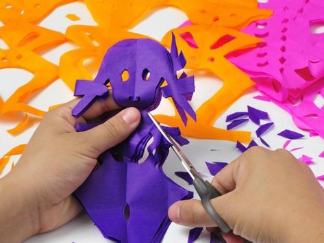 ¿Cómo hacer papel picado para día de muertos? | Me lo dijo Lola Día De Muertos, Dia De Muertos, Ideas Para, Dinosaur Stuffed Animal, Toys, Halloween