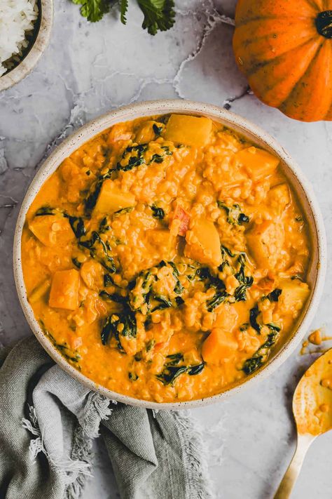 This warming Pumpkin Lentil Curry is just what you need for cold autumn days! Packed with healthy ingredients, high in protein, and absolutely delicious! Pumpkin Lentil, Butternut Squash Curry, Chickpea And Spinach Curry, Pumpkin Dishes, Pumpkin Curry, Spinach Curry, Cold Autumn, Paneer Tikka, Curry Spices