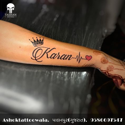 Name Tattoos Designs Style, Name Tattoo Designs Style For Women, Gangsta Couple Tattoos, Tattoo Name Ideas For Men, Name Tattoo For Men, Names Tattoo Ideas For Women, Daughter Name Tattoo, Name Tattoos Designs, Cute Name Tattoos