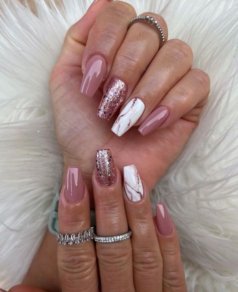 November Nails Colors, Deer Nails, November Nail Designs, Nails November, End Of Fall, Pink Tip Nails, Fashion Outfits Dresses, Gold Acrylic Nails, Wide Nails