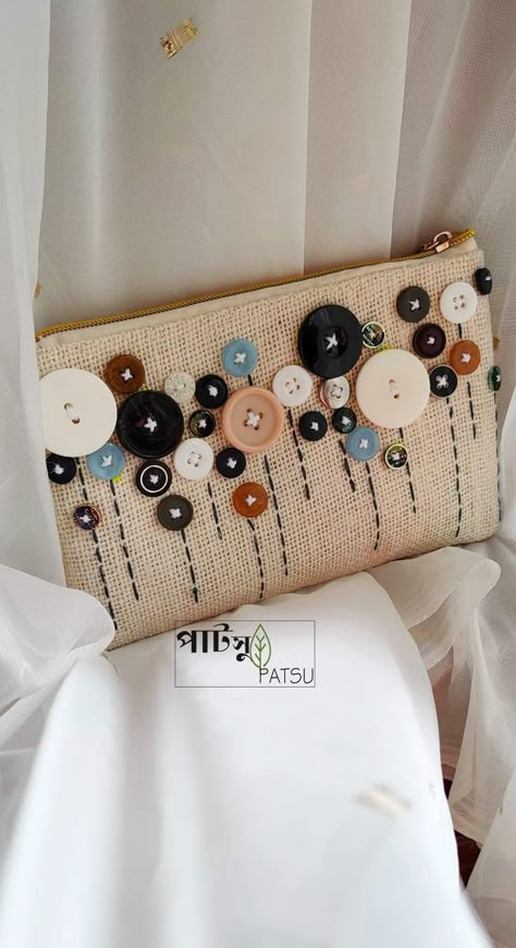 Jute and button combination pouch. Jute Purse Design, Designer Pouch Bag, Embroidery Pouch Ideas, Handmade Pouches Ideas, Jute Cloth Craft, Jute Fabric Dress, Jute Bags Design Handmade, Pouch Bag Design, Jute Pouches