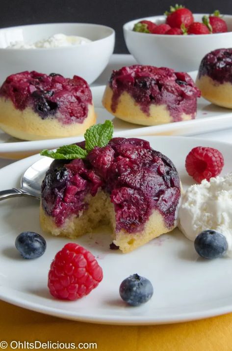 Mini Upside Down Cakes, Blueberry Upside Down Mini Cakes, Mixed Berry Mini Triffles, Berry Cupcakes, Chocolate And Raspberry Tart, Mini Dessert Recipes, Best Summer Desserts, Moist Vanilla Cake, Bakers Gonna Bake