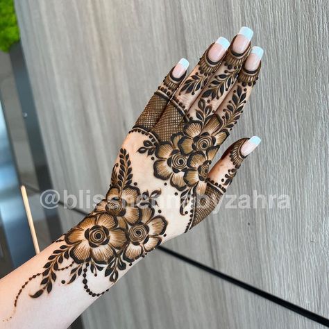 Short Mehndi Design, Front Mehndi Design, Back Hand Mehndi, Khafif Mehndi Design, Design Henna, Very Simple Mehndi Designs, Simple Mehndi Designs Fingers, Modern Mehndi Designs, Stylish Mehndi