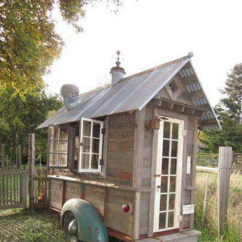 Old truck bed or trailer turned into a shed, greenhouse, or getaway! Rustic Shed, Rustic Tiny House, Countryside Life, Shed Tiny House, Tiny House Swoon, Best Tiny House, Old Truck, She Sheds, Chicken House