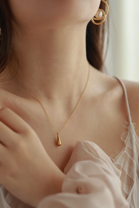 Gold Pendent Simple, Gold Pendent Designs, Pendent Necklace Pendants, Simple Gold Necklace, Minimal Pendant, Pendent Set, Gold Drop Necklace, Gold Pendent, Modern Gold Jewelry