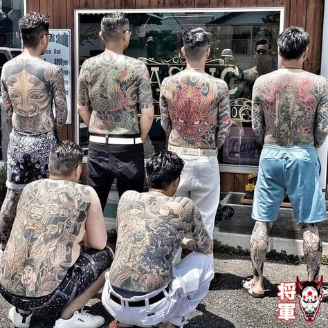 Quelle est la signification des tatouages Yakuza ? Histoire dest tatouages Irezumi, la controverse des tattoos Japonais, et le lien avec les tatouages de la mafia japonaise. ON VOUS RÉVÈLE TOUT !!!!! #Yakuza #tattoo #irezumi #tatouage Tattoo Yakuza, Japanese Fish Tattoo, Japanese Demon Tattoo, Japanese Irezumi, Japanese Dragons, Japanese Phoenix Tattoo, Traditional Japanese Tattoo, Japanese Tattoo Artist, Japanese Snake Tattoo