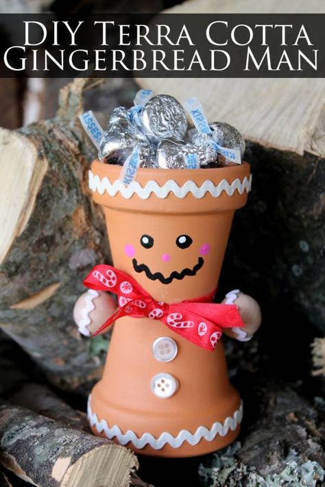 This Gingerbread man is the perfect little Christmas craft. He is great for gifting and if you fill him up with candy or homemade treats he becomes extra special. This Christmas craft tutorial is e… Terra Cotta Pot Snowman, Diy Gingerbread Man, Xmas Gifts For Him, Diy Gingerbread, Gingerbread People, Gingerbread Diy, Pot People, Gingerbread Crafts, Terra Cotta Pot Crafts