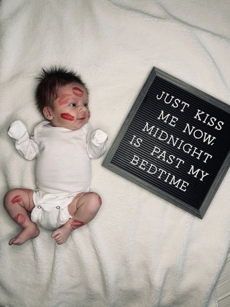 New Year Newborn Pictures, Baby Christmas Letter Board, Newborn New Years Pictures, New Years Baby Pictures, Milestone Picture Ideas For Boys, Baby New Years Photoshoot, New Years Baby Photoshoot, Baby Boy Monthly Pictures Ideas, Baby Milestones Monthly Picture Ideas