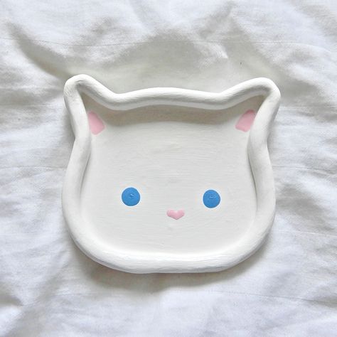 Cat Clay Dish, Cat Clay Tray, Pasta Para Modelar Ideas, Trinket Tray Clay, White Cat With Blue Eyes, Clay Jewellery Holder, Painting Jewelry, Clay Cat, Ceramic Cafe