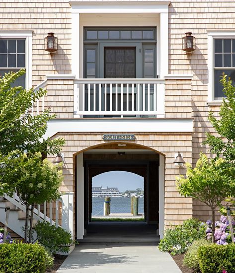 California Beach House Exterior, Jersey Shore House, Coastal Design Style, Custom Home Bars, California Beach House, Ideas For House, Seaside House, Shingle Style Homes, Famous Houses