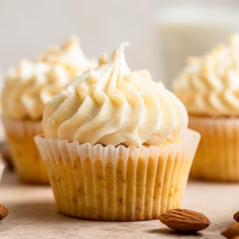 6 Vanilla Almond Cupcakes with Maple Cream Cheese Frosting Small Batch Cupcakes, Almond Crescent Cookies, Easy Homemade Cookies, Almond Cupcakes, Pastry Cream Recipe, Sweet Dough, Biscuits Easy, Easy Cupcakes, Almond Cake