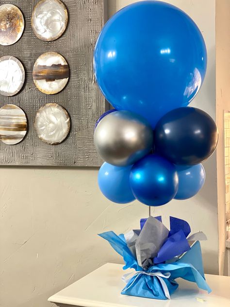 Balloon Centerpieces Diy, Football Centerpieces, Balloon Table Centerpieces, Surprise 50th, Balloon Stand, Blue Birthday Parties, Balloon Stands, Birthday Centerpieces, Balloon Centerpieces