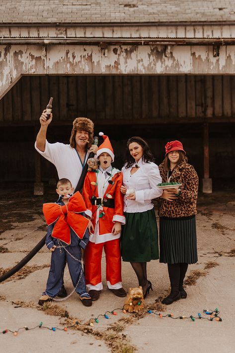 Christmas Vacation Cards Photo Ideas, National Lampoons Christmas Photoshoot, Christmas Vacation Photo Shoot, National Lampoons Halloween Costume, Funny Family Christmas Pictures, Christmas Vacation Costumes, Work Costumes, National Lampoon Christmas Vacation, National Lampoon Christmas