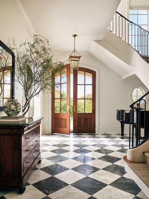 A Family Home Near Dallas Embraces The Spirit Of Togetherness Autumn Entryway, Checkered Tile, Entryway Designs, Traditional Entryway, Round Top Antiques, Entry Way Design, California Design, Luxe Interiors, Tile Flooring