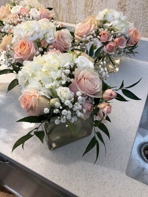 Square Vase Centerpieces, Wedding Vase Centerpieces, Square Jars, Square Vase, Flower Arrangements Diy, Peaches Cream, Pastel Wedding, Diy Centerpieces, Vase Centerpieces