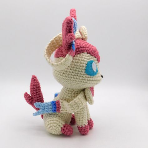 Glaceon And Leafeon, Sylveon Glaceon, Pikachu Crochet, Pokemon Crochet Pattern, Crochet Pokemon, Crochet Disney, Crochet Round, Diy Crochet Projects, Crochet Basics