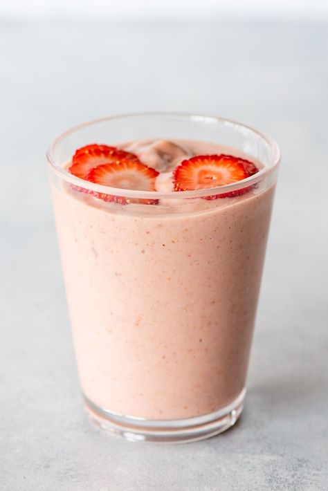 Smoothie Recipes Without Banana, Strawberry Shortcake Smoothie, Strawberry Kiwi Smoothie, Smoothie Without Banana, Fresh Strawberry Recipes, Make Almond Milk, Canned Pears, Smoothie Ideas, Quick Drinks