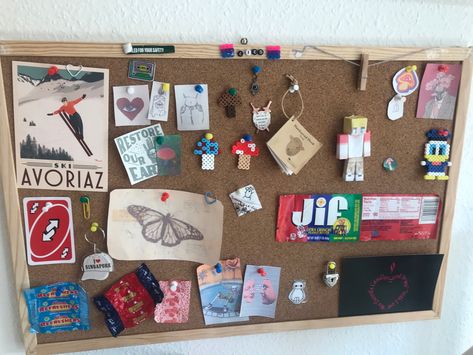 Cork Board Ideas Aesthetic, Aesthetic Cork Board Ideas, Aesthetic Cork Board, Pin Board Ideas Aesthetic, Decorate Cork Board, Pinboard Ideas Aesthetic, Cork Board Decor, Corkboard Decor, Cork Board Ideas For Bedroom