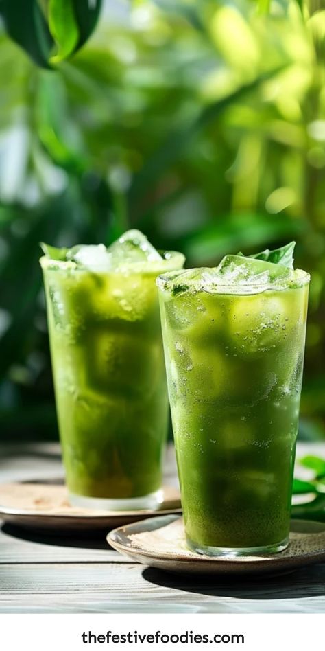 Two glasses of iced matcha green tea on a wooden table with a blurred natural background. Minuman Cup, Fruit Juices, Matcha Green Tea Powder, Life Right Now, Green Tea Powder, Pepsi Cola, Mocktail Recipe, Matcha Powder, Tonic Water