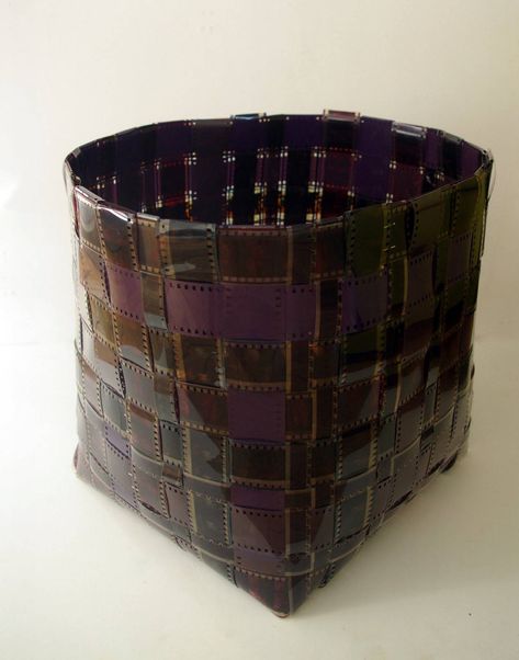 If you have a surplus of film negatives that you have no intention of keeping (why???), here's a nice little DIY project for you - an upcycled woven basket! Vhs Crafts, Diy Basket Weaving, Film Negatives, 16mm Film, Old Film, Diy Sweater, Weaving Tutorial, Basket Woven, Diy Weaving