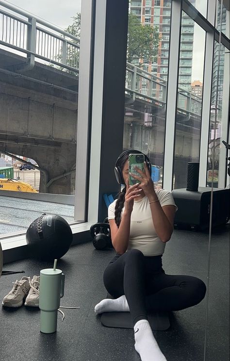 Working Out Gym Aesthetic, Aesthetic Work Out Pics, Girls Working Out Aesthetic, Gym Awsthetic Girl, Gym Aethstetic Girl, Gym Mom Aesthetic, 2024 Vision Board Workout, Workout Pics For Vision Board, Clean Girl Gym Aesthetic