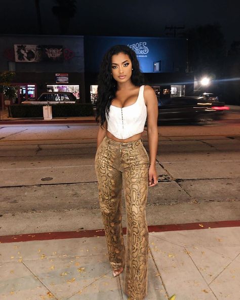 JESSICA RICH on Instagram: “@marilyn_melo wearing the classic Gold Fancy Stiletto. Available in Silver, Black and Gold.” Marilyn Melo, People Standing, Classic Gold, Black And Gold, Parachute Pants, Pants, How To Wear, On Instagram, Black