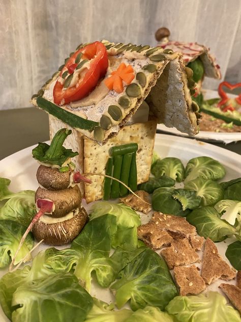 Veggie Gingerbread House, Savoury Gingerbread House, Healthy Gingerbread House, Gingerbread House Alternative, Vegan Gingerbread House, Charcuterie Chalet, Christmas Cheese Boards, Christmas Finger Foods, Gingerbread House Ideas