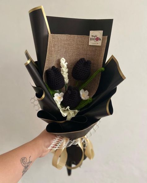 Black Flower Crochet, Black Crochet Bouquet, Crochet Bouquet For Men, Black Crochet Flower Bouquet, Black Crochet Flower, Black Crochet Projects, Crochet Projects Black, Black Crochet Ideas, Black Flower Bouquet