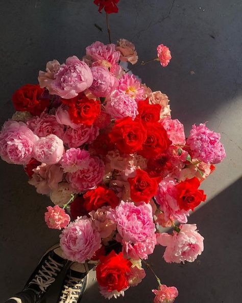 Red And Pink Flowers Aesthetic, Pink Red Flower Arrangement, Red Pink Flower Arrangements, Pink And Red Florals, Pink And Red Flower Bouquet, Pink And Red Flower Arrangements, Red And Pink Wedding Flowers, Pink Red Bouquet, Garden Graffiti