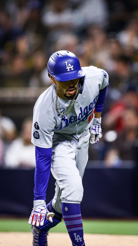 High resolution wallpaper from the right fielder for the Los Angeles Dodgers, Mookie Betts Mookie Betts Wallpaper, Dodger Wallpaper, Sandlot Costume, Mlb Baseball Players, Dodgers Gear, Mlb Dodgers, High Resolution Wallpaper, Dodgers Nation, Kobe Bryant Poster