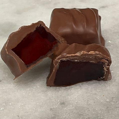 Lore's traditional soft-center jellies, made with natural raspberry flavor and coated in our delicious chocolate, are perfect for fans of classic old-time jellies. Choco Biscuit, Champagne Birthday, Homestead Kitchen, Candy Ideas, Candy Truffles, Homemade Candy, Heirloom Recipes, Candy Sweet, Candy Recipes Homemade