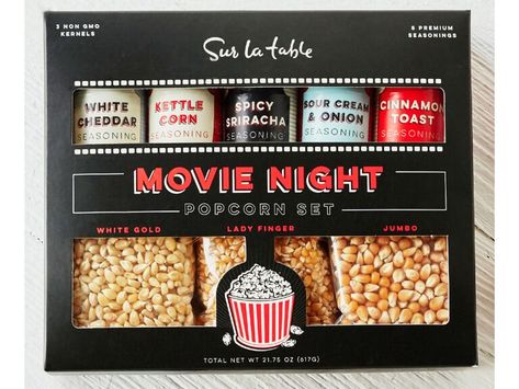 Wrapping Gifts Ideas Creative, Elegant Gift Wrapping Ideas, Wrapping Gifts Ideas, Packing Ideas Gift, Movie Night Box, Gift Packing Ideas, Movie Night Popcorn, Basket Gifts, Movie Room Decor