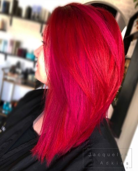 Vibrant Red Hair Short, Bright Red Pink Hair, Pink And Red Hair Ideas, Pink And Red Hair, Magenta Hair Colors, Cute Short Curly Hairstyles, Red Pink Hair, Hair Pull, Bright Pink Hair