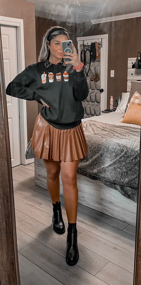 Fall outfit 2022 Black Leather Pleated Skirt Outfit, Pleated Skirt Outfit Fall, Leather Pleated Skirt Outfit, Pleated Leather Skirt Outfit, Black Leather Pleated Skirt, How To Wear A Pleated Skirt, Faux Leather Skirt Outfit, Skirt Outfits With Boots, Pleated Skirt Outfits